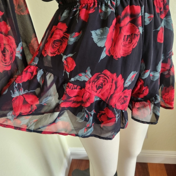 V-neck Rose Romper - Picture 2 of 7